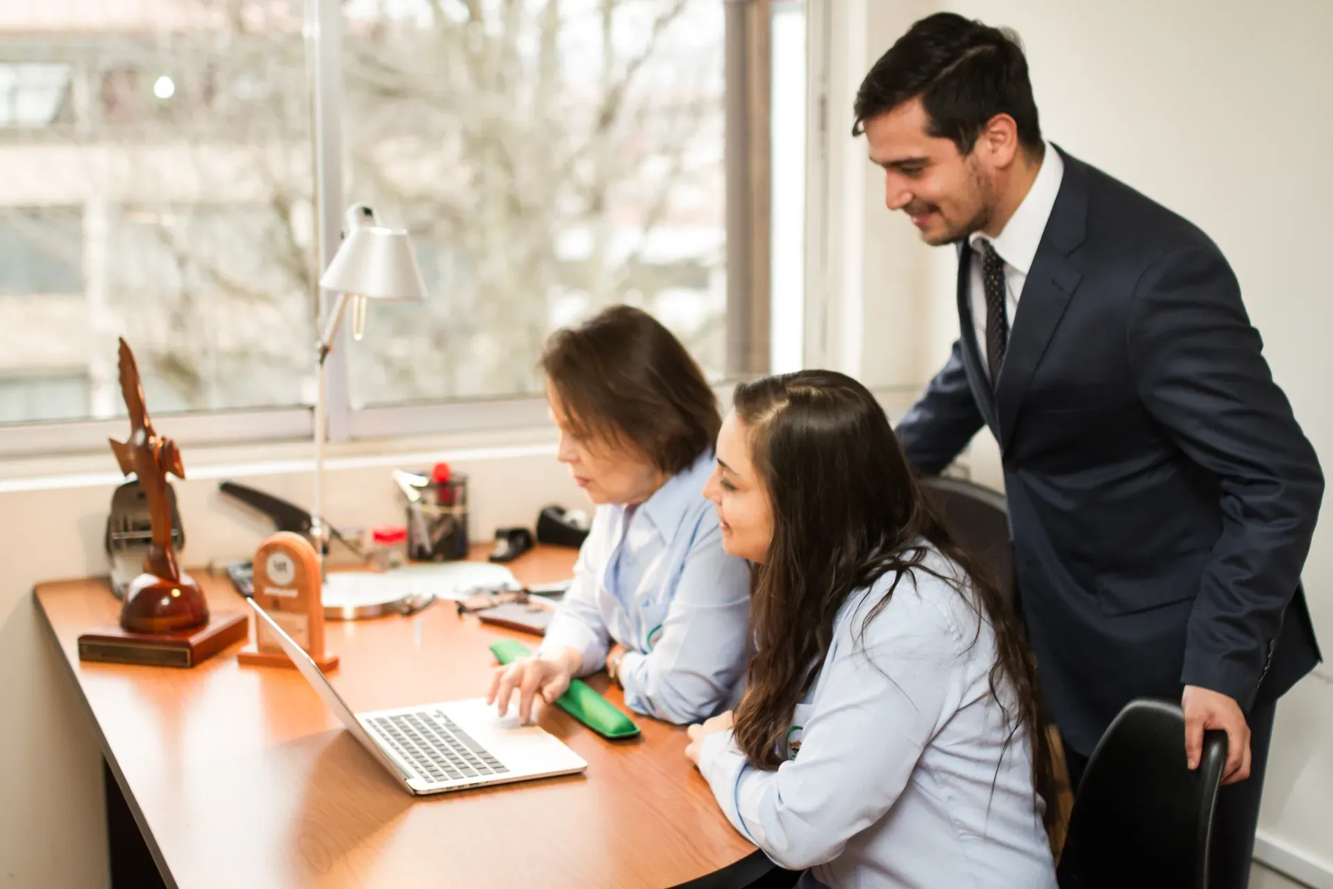 Equipo de Servicios Industriales Chome colaborando en oficina